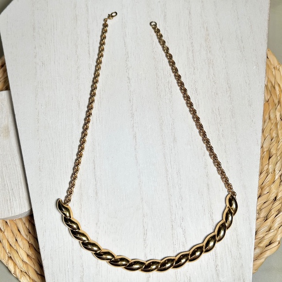 Monet Vintage Twist Front Design 18K Gold Plated Spiral Chain Link Necklace. - Picture 3 of 14